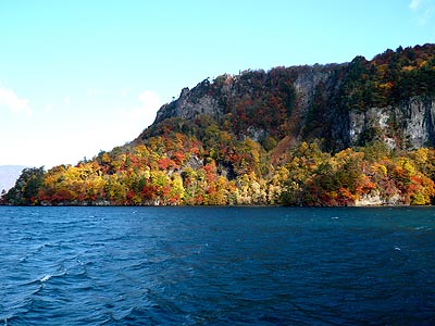 十和田湖から紅葉の「千丈幕」を望む