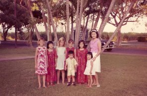 カイラニ・ビーチで。大きな子供たちのシッター役をすることもあった。右端は高校時代の私。