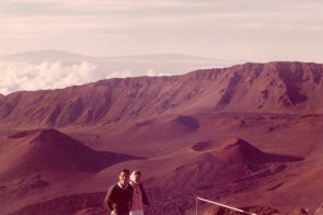 宇宙飛行士の月面着陸訓練にも使われたというHaleakala Craterの前に立つ父と私