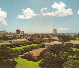 3年間勉強に勤しんだマッキンリー高校全景=卒業アルバムから。左側にダイヤモンドヘッドが見える。ワイキキにはまだ高層ホテルが建っていなかった。