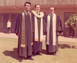 ハワイ時代の父と二人のアメリカ人牧師=ハリス教会の庭で