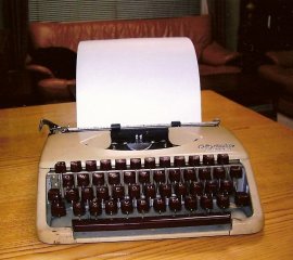 ハワイ時代に活躍した懐かしのタイプライター。今はもう動かない。