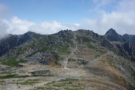 頂上山荘・中岳・伊那前岳・宝剣岳(2931m) 撮影場所:木曾駒ケ岳 撮影日時:2014/10/01 Highslide JS