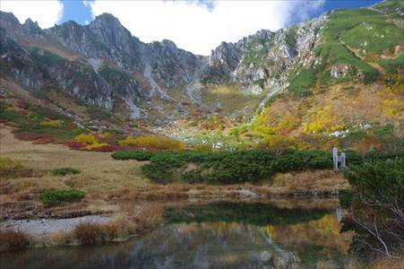 剣ヶ池と宝剣岳(2931m) 撮影場所:木曾駒ケ岳千畳敷 撮影日時:2014/10/01 Highslide JS