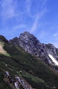 宝剣岳(2931m) 撮影場所:千畳敷 撮影日時:2001/07/01 Highslide JS