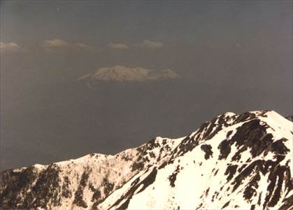 木曽駒ヶ岳・・・御嶽山 撮影場所:宝剣岳 撮影日時:1984/05/01 Highslide JS
