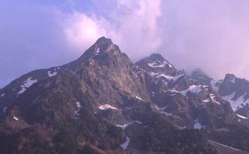 明神岳(2931m) 撮影場所:上高地 明神橋 撮影日時: Highslide JS