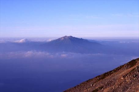 御嶽山(3067m)山頂を望む 撮影場所:乗鞍岳山頂 撮影日時:1998/07/19 Highslide JS