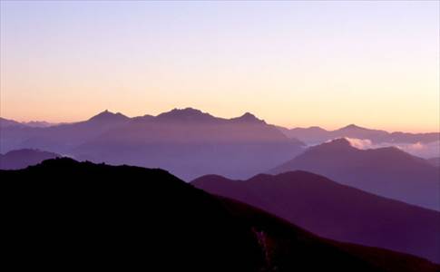 槍(3180m)・穂高(3190m)の黎明 撮影場所:乗鞍岳山頂 撮影日時:1998/07/19 Highslide JS