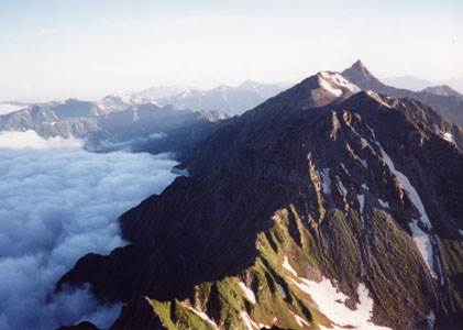 南(3033m)・大喰(3101m)・槍ケ岳(3180m) 撮影場所:北穂高岳(3106m)山頂 撮影日時:2004/07/10 Highslide JS
