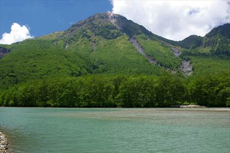 大正池に新緑の焼岳(2455m) 撮影場所:大正池畔 撮影日時:2007/06/23 Highslide JS