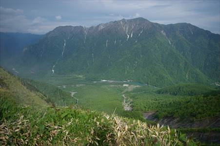 大正池と霞沢岳(2646m) 撮影場所:焼岳登山道 撮影日時:2007/06/23 Highslide JS