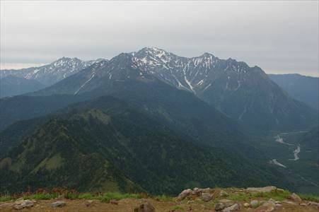 槍(3180m)・西穂(2909m)・奥穂(3190m)・前穂(3090m)・明神岳(2931m) 撮影場所:焼岳山頂 撮影日時:2007/06/24 Highslide JS