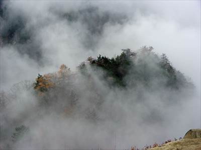 流れる雲に浮かぶ鞍掛山 撮影場所:日向山頂上部雁ヶ原 撮影日時:2014/11/09 Highslide JS