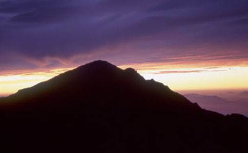 東岳(悪沢岳)(3141m) 撮影場所:中岳非難小屋 撮影日時:1997/08/12 Highslide JS