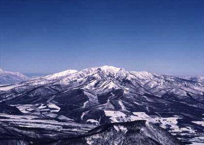 四阿山(あずまやさん)(2354m) 撮影場所:水ノ塔山頂上(2197m) 撮影日時:1996/02/11 Highslide JS
