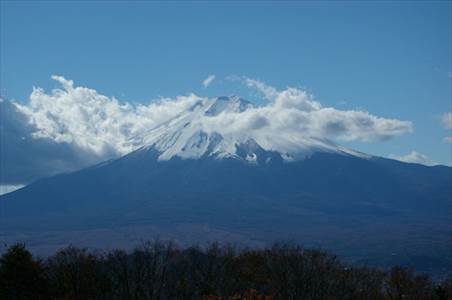 雲間に頭出す富士山・三ツ峠・滝子山 撮影場所:倉見山頂上 撮影日時:2006/11/12 Highslide JS