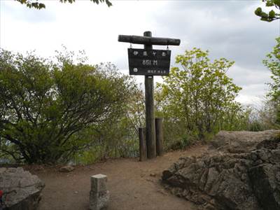 伊豆ヶ岳(851m)山頂 撮影場所:伊豆ヶ岳(851m)山頂 撮影日時:2013/05/01 Highslide JS