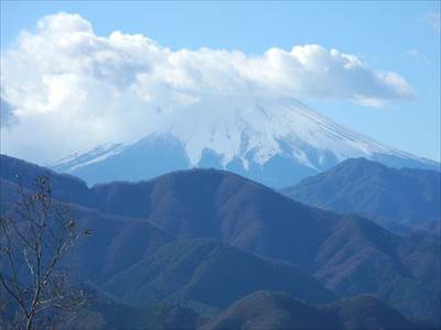 雲舞う富士山 撮影場所:高畑山北稜 撮影日時:2014/12/14 Highslide JS