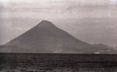 開門岳(922m)薩摩富士とも言われる 撮影場所:屋久島航路船上 撮影日時:1969/12/29 Highslide JS