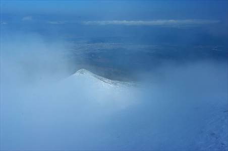 山頂から俯瞰・ガスにまみれる篭山 撮影場所:山頂部 撮影日時:2009/11/22 Highslide JS