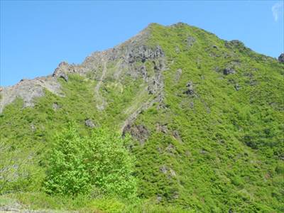 朝日岳が待っている! 撮影場所:茶屋登山口上 撮影日時:2013/06/09 Highslide JS