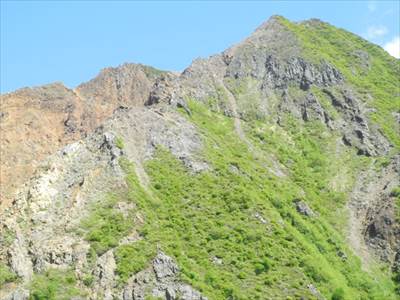 峻険な様相の朝日岳! 撮影場所:茶屋登山口上 撮影日時:2013/06/09 Highslide JS
