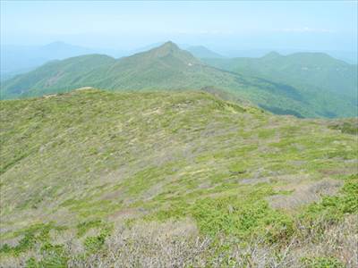 旭岳・甲子山方面 撮影場所:朝日岳山上付近 撮影日時:2013/06/09 Highslide JS