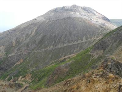 那須岳・剣ヶ峰を取り巻く登山道 撮影場所:朝日岳山上付近 撮影日時:2013/06/09 Highslide JS