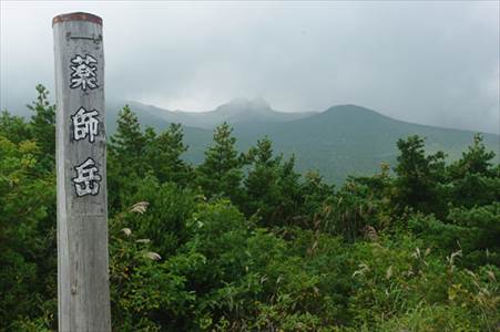 薬師岳から安達太良山頂を望む 撮影場所:生藤山頂上 撮影日時:2013/09/14 Highslide JS