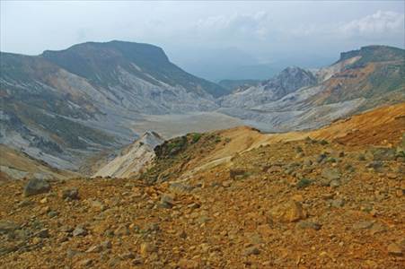 沼ノ平噴火口の荒涼とした風景 撮影場所:生藤山頂上 撮影日時:2013/09/14 Highslide JS