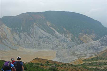 荒涼とした沼ノ平を眺めながら下りへ 撮影場所:高畑山北稜 撮影日時:2013/09/14 Highslide JS