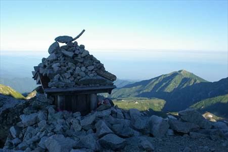 雄山の祠と大日岳(2501m) 撮影場所:雄山登路より 撮影日時:2006/08/11 Highslide JS
