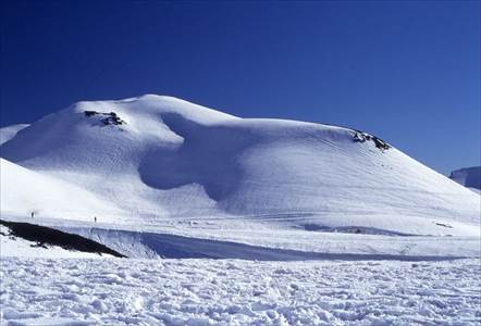 天狗山(2541m)方面を望む 撮影場所:室堂平より 撮影日時:1999/04/30 Highslide JS