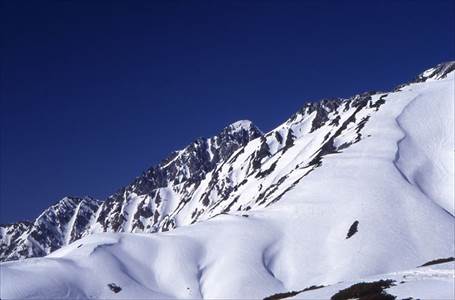 剣岳(2999m)を望む 撮影場所:室堂平から 撮影日時:1999/04/30 Highslide JS