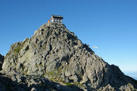 雄山(3003m)頂上神社と笛を吹く宮司 撮影場所:雄山より 撮影日時:2006/08/11 Highslide JS