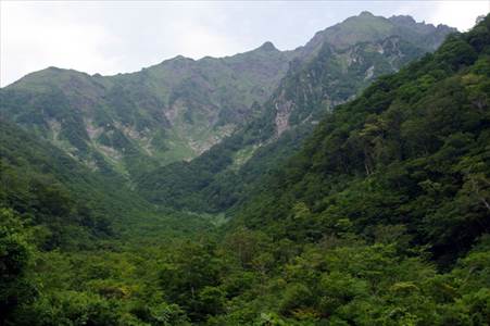 マチガ沢と谷川岳・トマノ耳(1977m) 撮影場所:巌剛新道 撮影日時:2009/08/23 Highslide JS