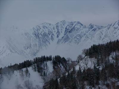 雲間から唐松・天狗の峰が姿を見せました 撮影場所:栂池 大極荘前 撮影日時:2015/04/11 Highslide JS