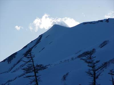 小蓮華山もすっかり晴れて来ました 撮影場所:栂池園地奥 撮影日時:2015/04/11 Highslide JS