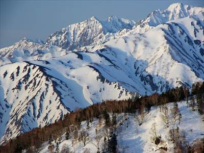 重畳と連なる山々の奥に鹿島槍ヶ岳の双耳峰 撮影場所:栂池の山荘前 撮影日時:2015/04/12 Highslide JS