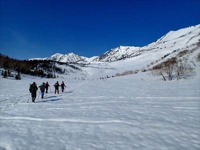 美しい白馬三山を眺めながら栂池園地奥の展望台、2031m地点を目指す。 撮影場所:栂池園地 撮影日時:2015/04/12 Highslide JS