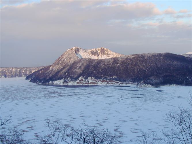 氷結の摩周湖と摩周岳(カムイヌプリ) 撮影場所:摩周湖展望台 撮影日時:2000/02/18-20 Highslide JS