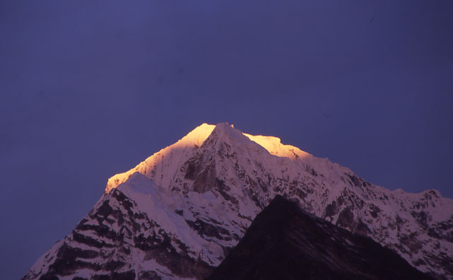 パッチャルモ「パルチャモ(6187m)紺照り 撮影場所:ナムチェバザール 撮影日時::2002/11/07 Highslide JS