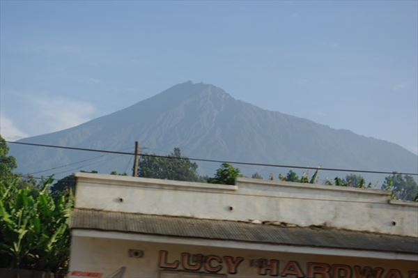 メルー山(3,660m) 撮影場所:モシ付近マイクロバス内から 撮影日時:2009/01/01 Highslide JS