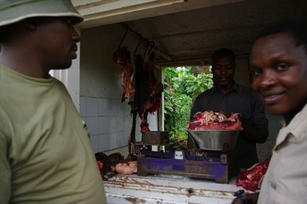 肉を仕入れる 撮影場所:登山口への道 撮影日時:2009/02/04 Highslide JS