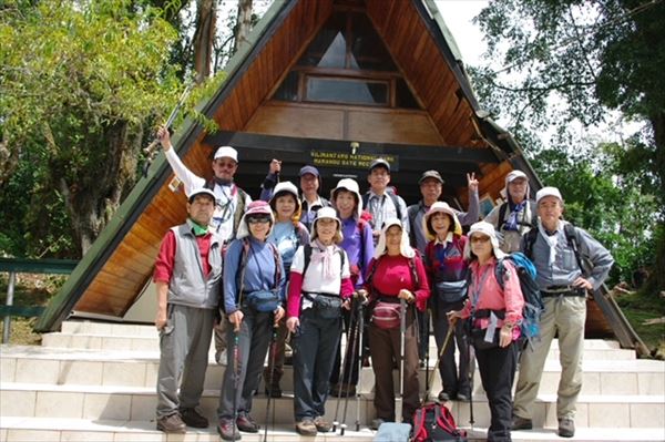 登山口「マラングゲート登山管理センター前」 撮影場所:マラングゲート 撮影日時:2009/02/04 Highslide JS