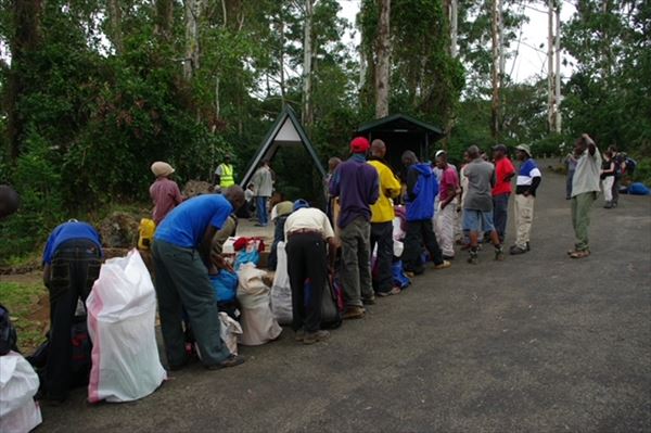 ポーターへの荷物の振り分け 撮影場所:マラングゲート 撮影日時:2009/02/01 Highslide JS