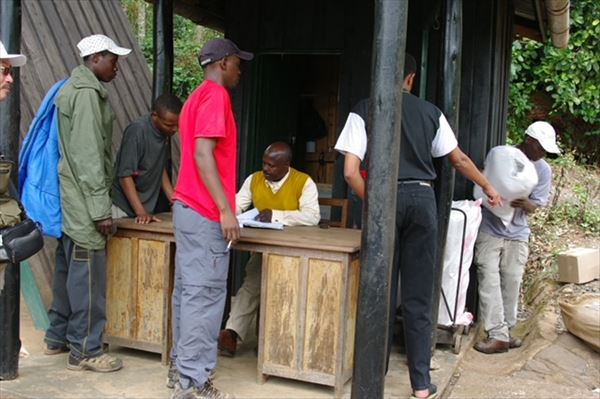 担当荷物の計量  撮影場所:マラングゲート 撮影日時:2009/02/01 Highslide JS