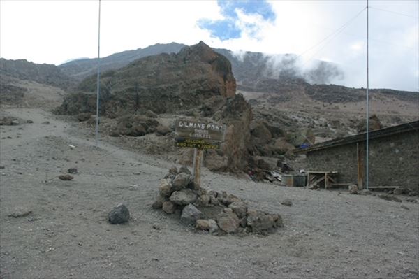 ギルマンズポイントへの登山道取付き 撮影場所:キボハット(4,703m) 撮影日時:2009/02/03 Highslide JS