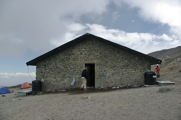 朝陽の温もりが嬉しい、休憩 撮影場所:サミュエル・テレキ記念プレート(4,240m)地点 撮影日時:撮影日時:2009/02/03 Highslide JS